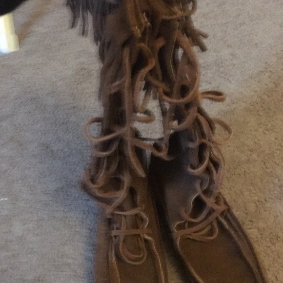 A pair of suede brown boots - Picture 2 of 6